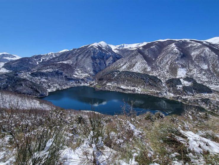Scanno: Una Perla Riflessa sul Lago Abruzzese