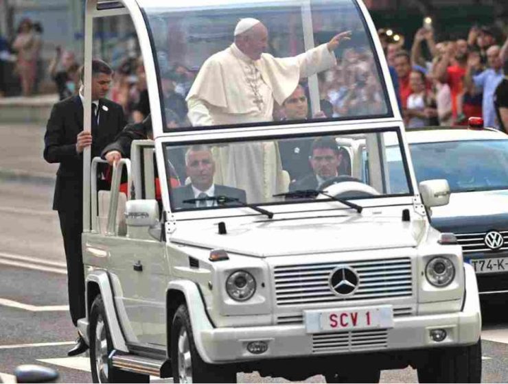 Papamobile diventa la clinica