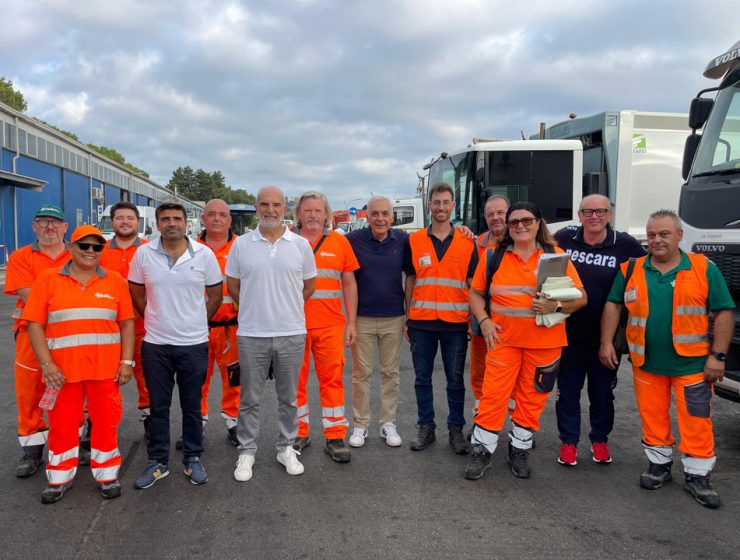 Il sindaco Carlo Masci, l’assessore Cristian Orta e il presidente Riccardo Chiavaroli con gli operatori di Ambiente Spa durante la presentazione dell’estensione del porta a porta a Pescara.