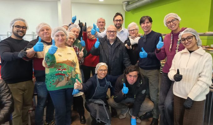 Pignoli mensa Caritas Natale