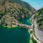 Pettorano sul Gizio, borgo fortificato con vicoli intrecciati sulla valle del fiume Gizio