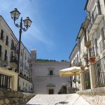 Bugnara, borgo storico con vicoli in pietra e tradizioni religiose radicate