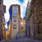 Civitella del Tronto, borgo fortificato dominato dalla grande fortezza storica