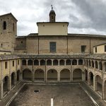 Penne, chiostro e architettura storica del centro antico abruzzese
