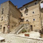 Santo Stefano di Sessanio, borgo in pietra con impianto compatto nel territorio del Gran Sasso