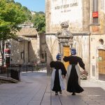 Scanno, borgo montano noto per i costumi tradizionali e l’identità culturale