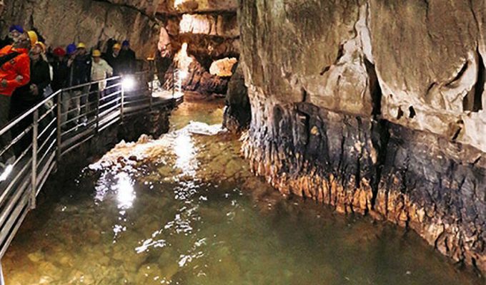 visitatori delle Grotte di Stiffe