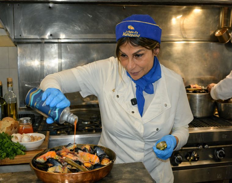 Assunta Pacifico prepara il brodetto vincitore durante il Festival del Brodetto Ortona nella cucina del ristorante Al Vecchio Teatro