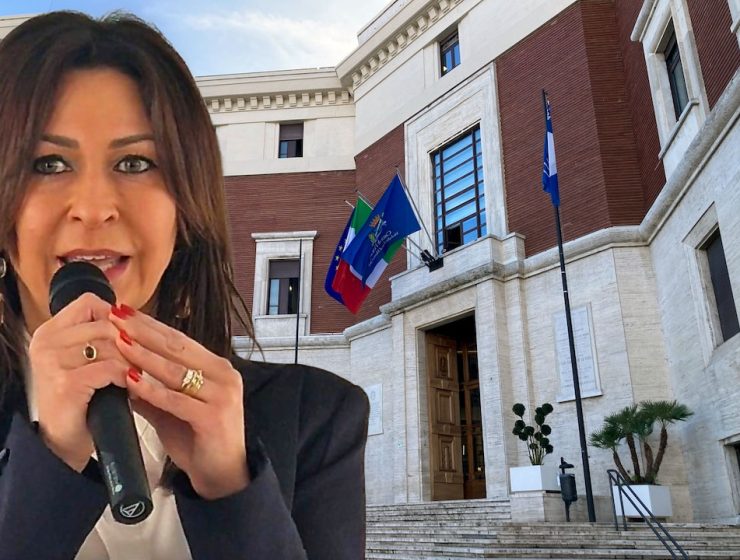 Patrizia Martelli davanti al Comune di Pescara per le aperture straordinarie degli uffici elettorali
