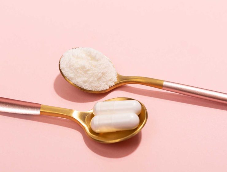 Collagene da bere in polvere e capsule su cucchiai dorati