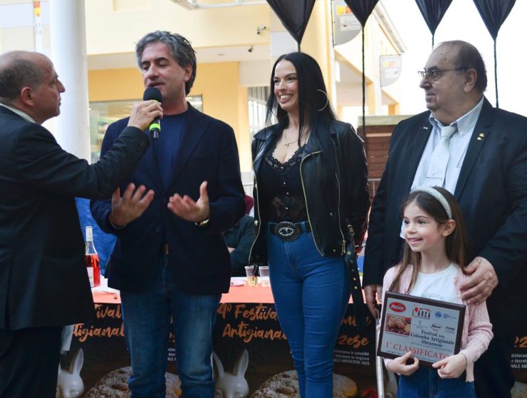 Premiazione al Festival colomba artigianale Spoltore con ospiti e vincitori durante la rassegna dolciaria abruzzese