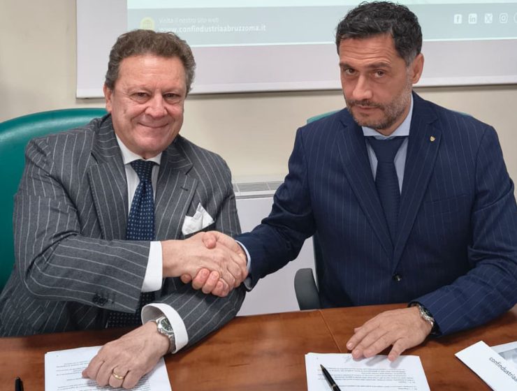 Firma della convenzione tra Confindustria Abruzzo Medio Adriatico e ARPA Abruzzo a Pescara per la collaborazione su sostenibilità e imprese.