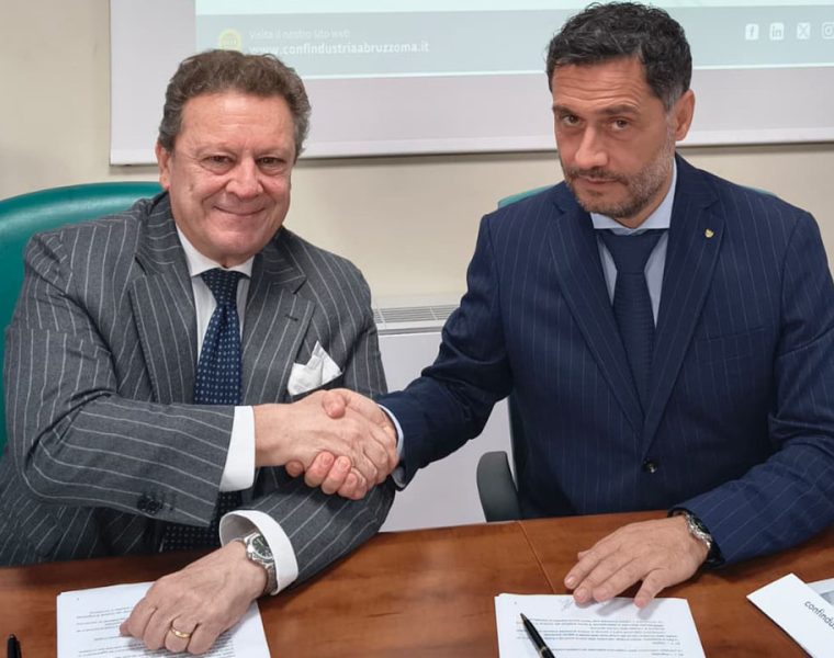Firma della convenzione tra Confindustria Abruzzo Medio Adriatico e ARPA Abruzzo a Pescara per la collaborazione su sostenibilità e imprese.