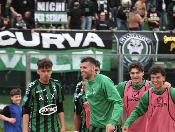 I giocatori del Chieti salutano i tifosi dopo il pareggio contro il San Marino