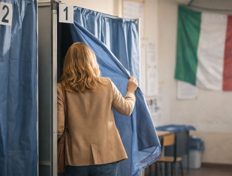 Donna entra nella cabina elettorale durante il referendum del 22 e 23 marzo 2026