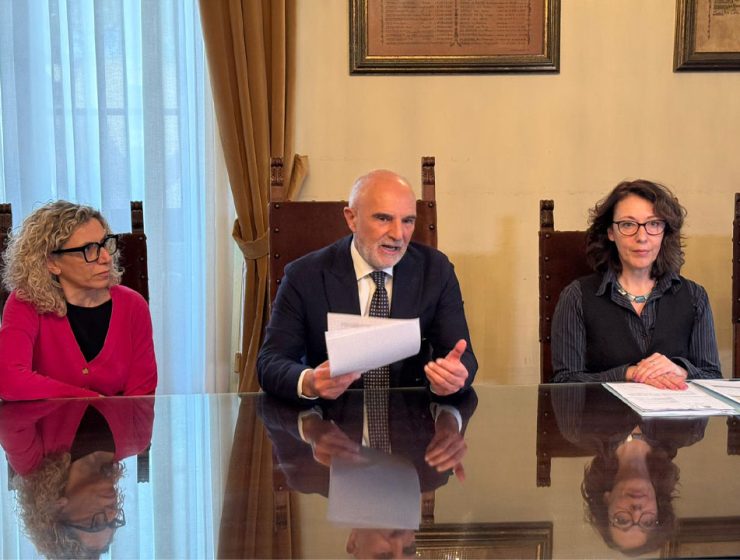 Il sindaco Carlo Masci presenta l’assegno di cura per la disabilità gravissima insieme all’assistente sociale Luisa Annese e alla dirigente Roberta Pellegrino