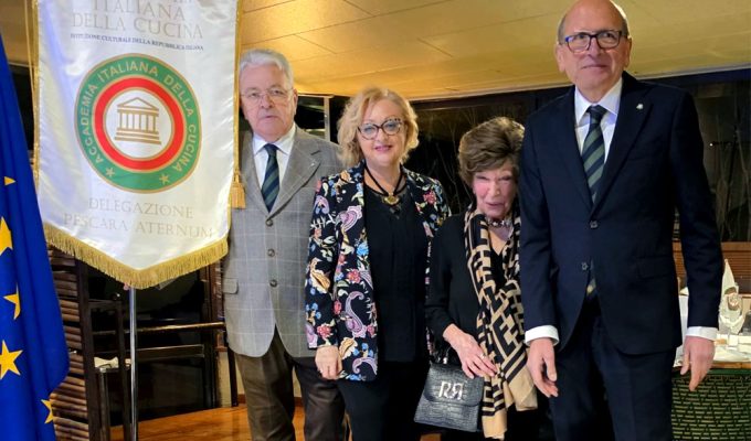 Delegazioni dell’Accademia Italiana della Cucina durante la conviviale per celebrare la cucina italiana patrimonio UNESCO a Pescara