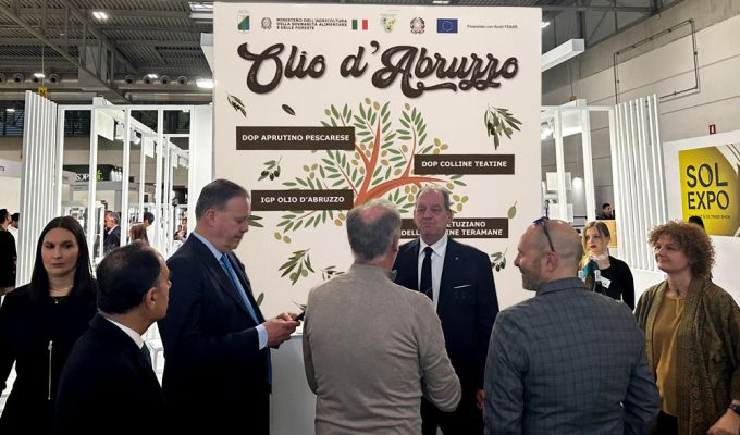 Stand Olio d’Abruzzo al Sol Expo di Verona con istituzioni e operatori durante la fiera internazionale dell’olio extravergine.