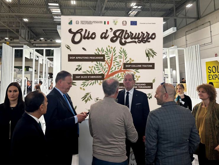 Stand Olio d’Abruzzo al Sol Expo di Verona con istituzioni e operatori durante la fiera internazionale dell’olio extravergine.