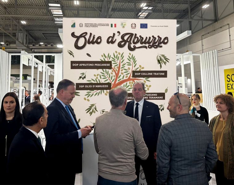 Stand Olio d’Abruzzo al Sol Expo di Verona con istituzioni e operatori durante la fiera internazionale dell’olio extravergine.