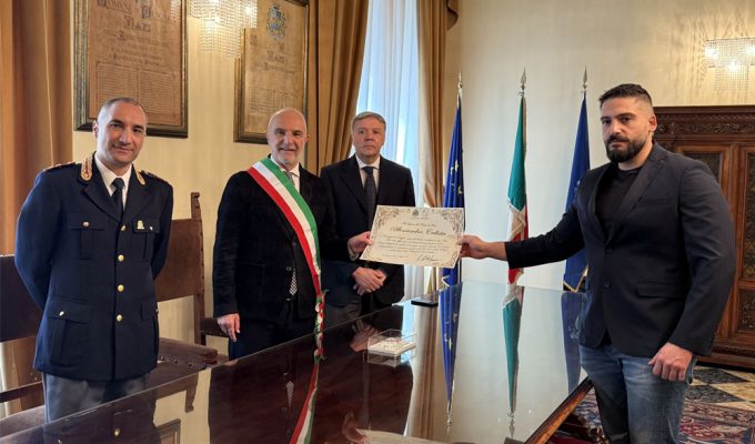 Masci premia l’agente Calista a Pescara con pergamena ufficiale