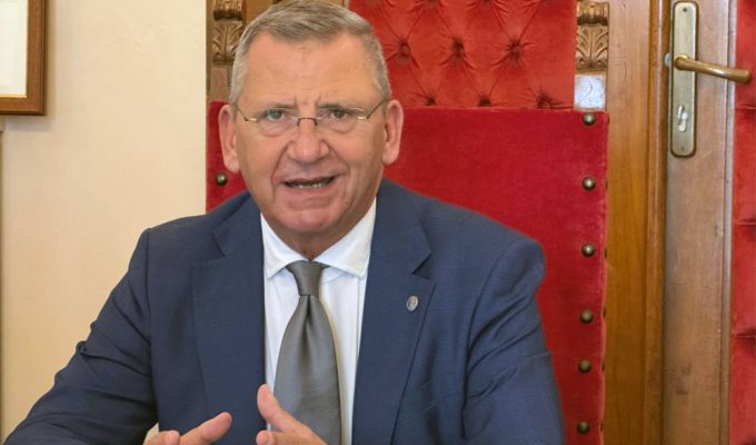 Luigi Albore Mascia presidente commissione Pescara durante dichiarazione istituzionale