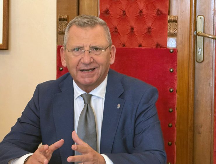 Luigi Albore Mascia presidente commissione Pescara durante dichiarazione istituzionale