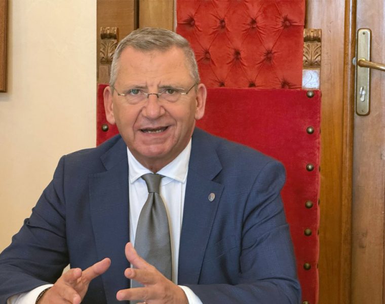 Luigi Albore Mascia presidente commissione Pescara durante dichiarazione istituzionale