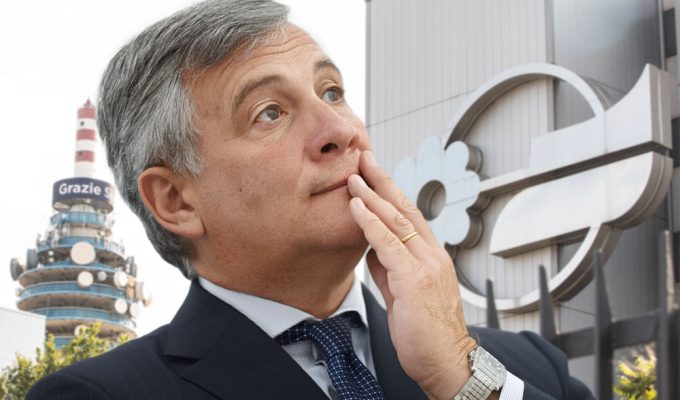 Antonio Tajani davanti alla sede Mediaset a Cologno Monzese durante il nuovo corso di Forza Italia