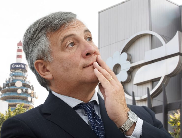 Antonio Tajani davanti alla sede Mediaset a Cologno Monzese durante il nuovo corso di Forza Italia