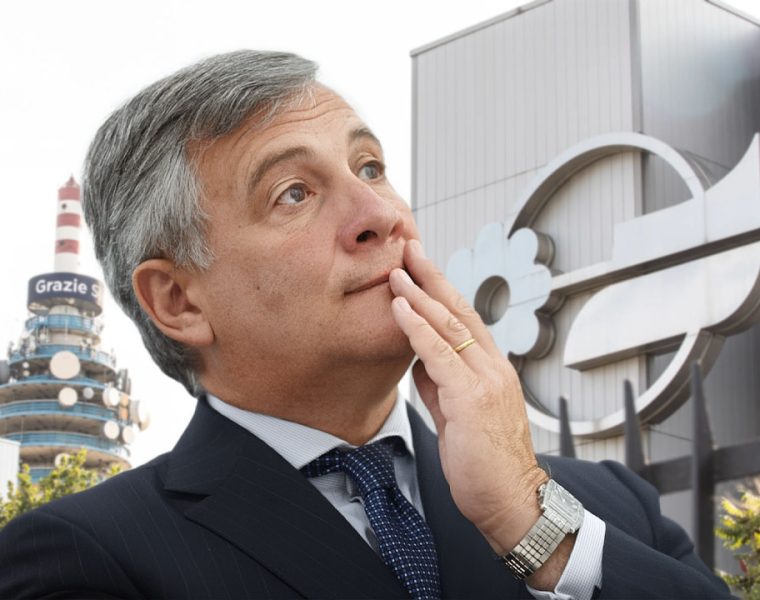 Antonio Tajani davanti alla sede Mediaset a Cologno Monzese durante il nuovo corso di Forza Italia
