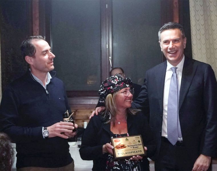 vincitrice Arrosticini in Tour Pescara premiazione ristorante 21 posti