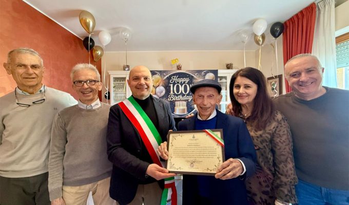 Donato Andreoli festeggia 100 anni a Pineto con il sindaco e la pergamena commemorativa