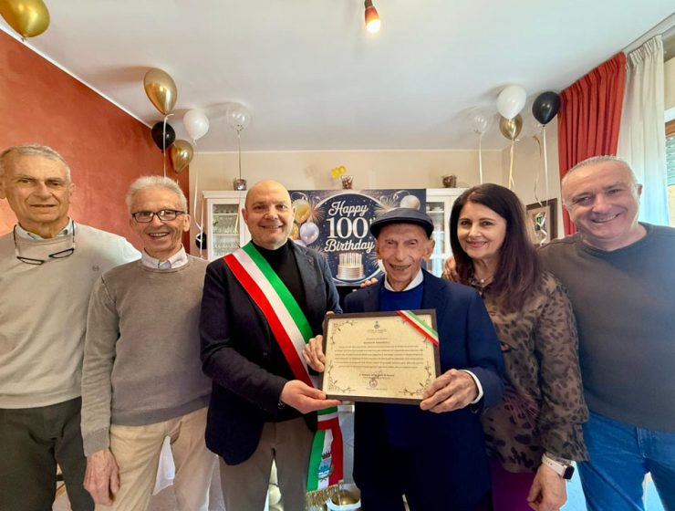 Donato Andreoli festeggia 100 anni a Pineto con il sindaco e la pergamena commemorativa
