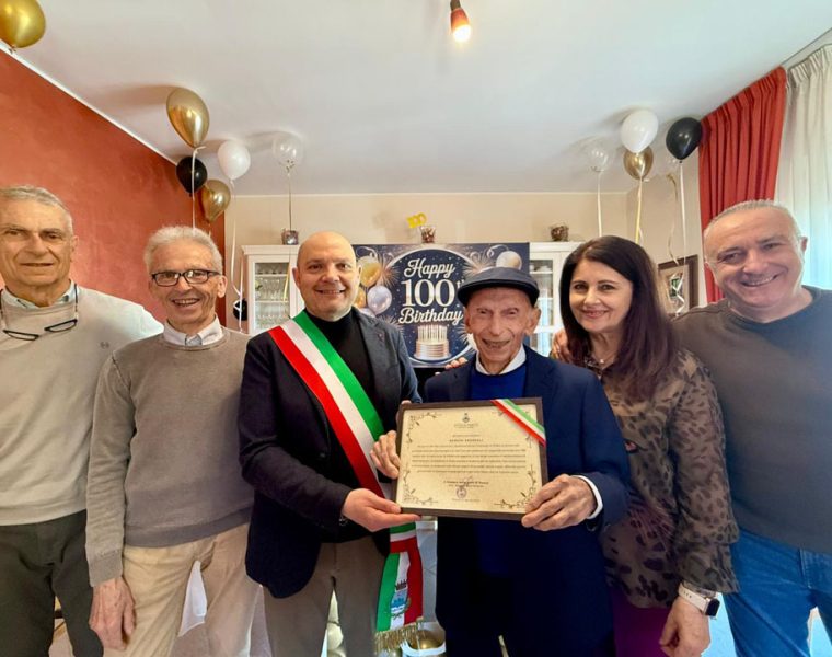 Donato Andreoli festeggia 100 anni a Pineto con il sindaco e la pergamena commemorativa