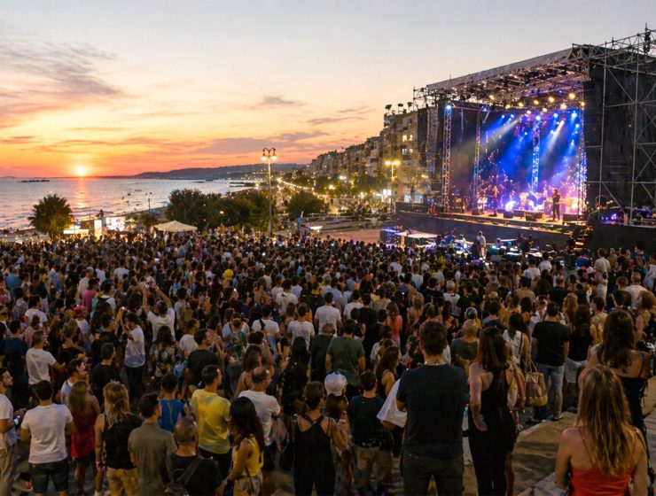 Concerto estivo a Montesilvano al tramonto con pubblico sul lungomare e palco illuminato durante un evento dell’estate 2026