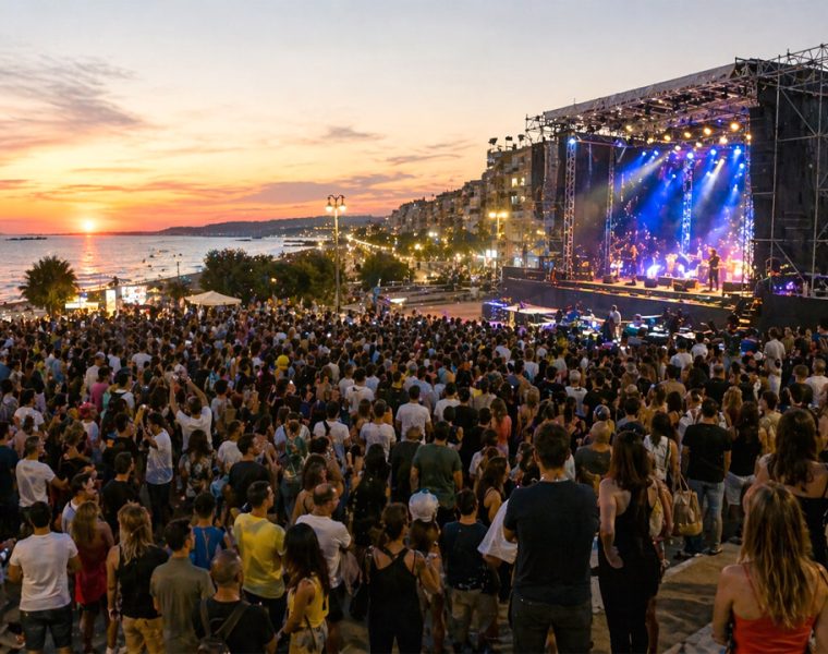 Concerto estivo a Montesilvano al tramonto con pubblico sul lungomare e palco illuminato durante un evento dell’estate 2026