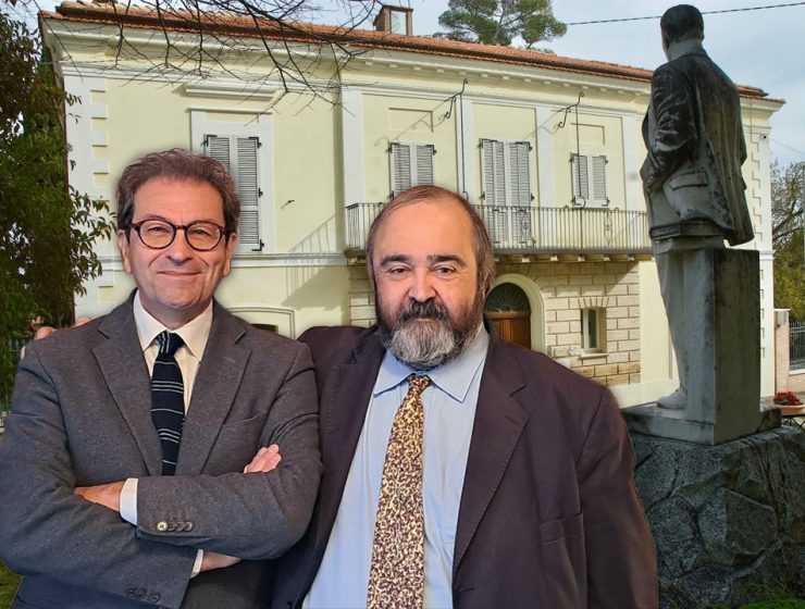 Giornate case museo Abruzzo presentazione evento con protagonisti davanti a villa storica