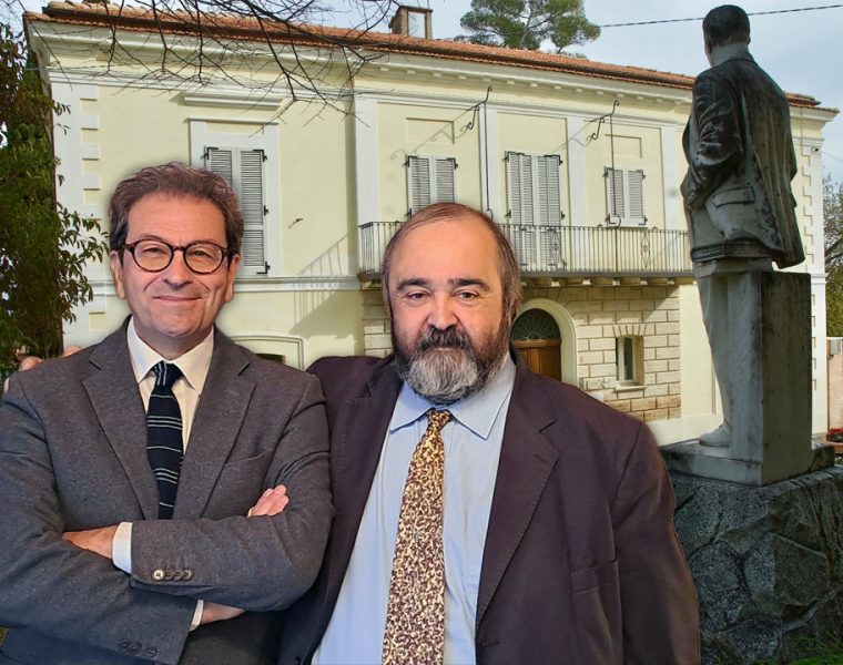 Giornate case museo Abruzzo presentazione evento con protagonisti davanti a villa storica