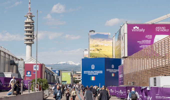 Vinitaly 2026 premi protagonisti ingresso Veronafiere visitatori