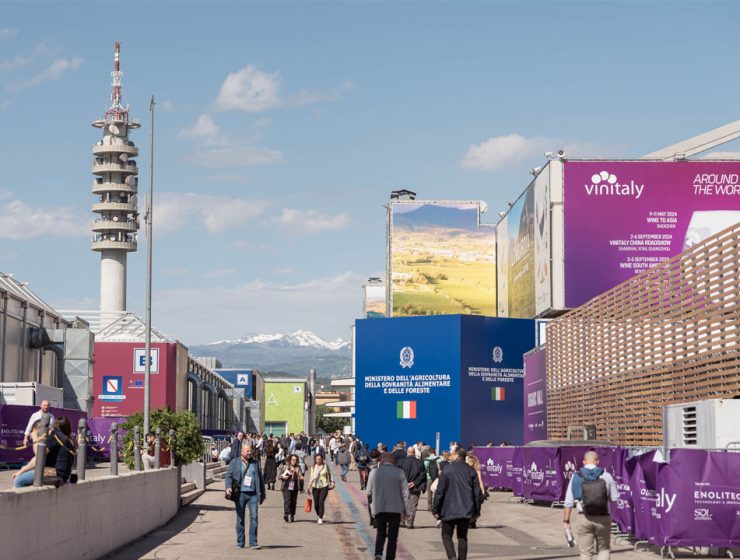 Vinitaly 2026 premi protagonisti ingresso Veronafiere visitatori