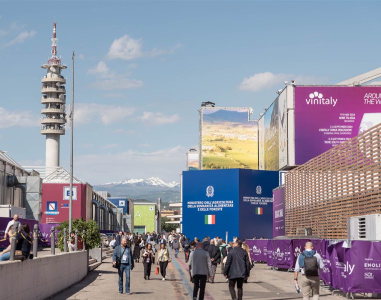 Vinitaly 2026 premi protagonisti ingresso Veronafiere visitatori