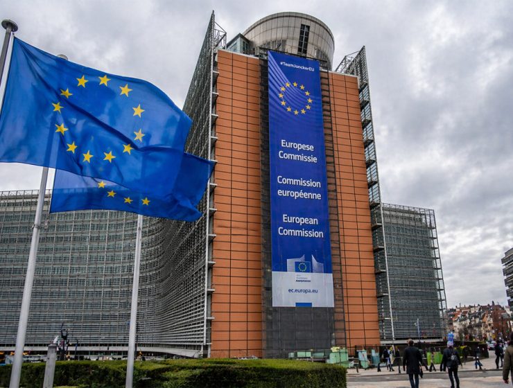 talia conti pubblici UE, sede Commissione Europea a Bruxelles con bandiera dell’Unione Europea