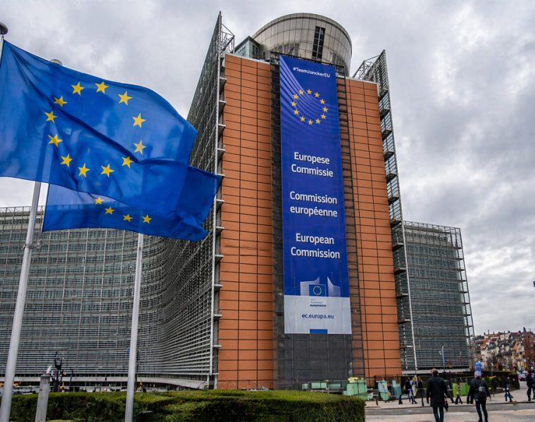 talia conti pubblici UE, sede Commissione Europea a Bruxelles con bandiera dell’Unione Europea