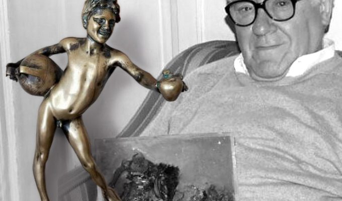 Leo Strozzieri con una sua scultura durante un momento di lavoro artistico