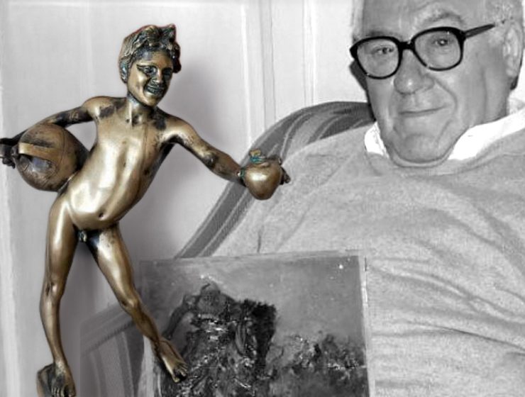 Leo Strozzieri con una sua scultura durante un momento di lavoro artistico
