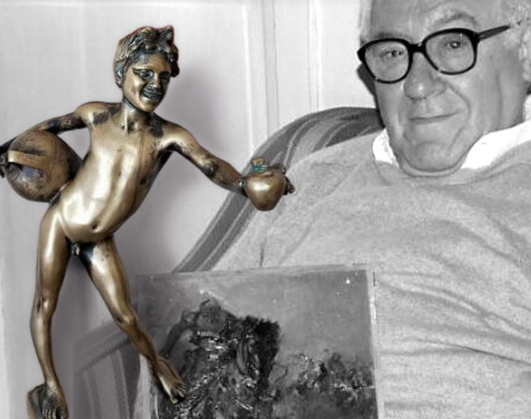 Leo Strozzieri con una sua scultura durante un momento di lavoro artistico