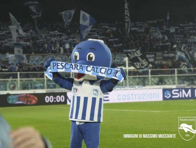 Pescara vince a Reggio Emilia esultanza squadra dopo il gol