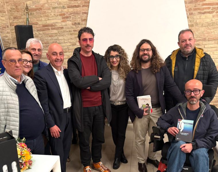 donazione libri Desiati Moscufo gruppo con autore e istituzioni