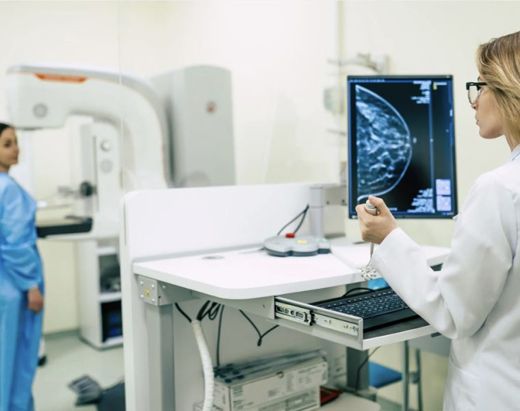 Medico radiologo analizza esame per rimborsi oncologici Abruzzo